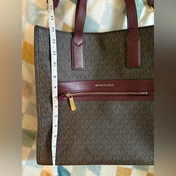 Pre-Luv- Michael Kors, heavy duty
Tote Bag maroon & brown
With Gold Hardware - Picture 11 of 16